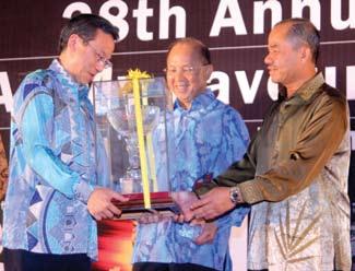 November 2007 Kumpulan AmBank menyumbangkan RM10,000 kepada Persatuan Diabetes Malaysia untuk membantu penghidap diabetes menjalani kehidupan yang sihat dan produktif.