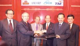 Dari kiri: Encik Soo Kim Wai (Pengarah Urusan Kumpulan, Amcorp Group), Encik Cheah Tek Kuang (Pengarah Urusan Kumpulan, Kumpulan AmBank), YBhg Tan Sri Dato Ir. Md.