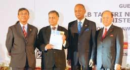Encik Mohamed Azmi (Pengarah Urusan, Perbankan Runcit, AmBank (M) Berhad) (kanan) menerima anugerah daripada YB Dato Seri Najib Tun Razak (Timbalan Perdana Menteri Malaysia), disaksikan oleh Menteri