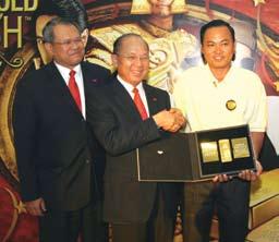 vekananthan M. V. Nathan (Naib Pengerusi Eksekutif, Deleum), dan Tan Sri Dato Azman Hashim (Pengerusi, Kumpulan AmBank).