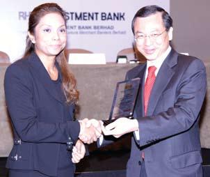Puan Shalina Azman (Pengarah, RCE Capital) (kiri) dan Encik T C Kok (Pengarah Urusan, AmInvestment Bank).