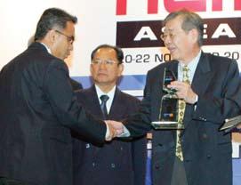 Dari kiri: Encik T C Kok (Pengarah Urusan, AmInvestment Bank), Tan Sri Dato Azman Hashim (Pengerusi, Kumpulan AmBank), Puan Pushpa
