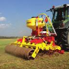 The Grassland Pro Harrow has spring-mounted levelling plates to even out mole hills and other soft mounds. Followed by two beds with bent tines of different thickness.