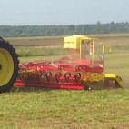 The Grassland Pro Harrow has spring-mounted levelling plates to even out mole hills and other soft mounds. Followed by two beds with bent tines of different thickness.