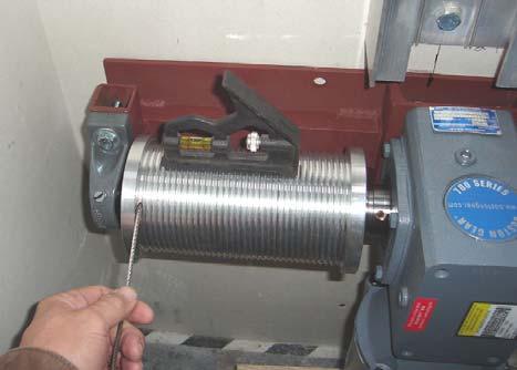 3-Level Units: Insert the cable end into the premachined hole in the drum and tighten the set
