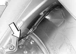 Route the ABS sensor cable between the brake caliper and the front forks as illustrated here. Remove the adhesive tape from the wheel rim.