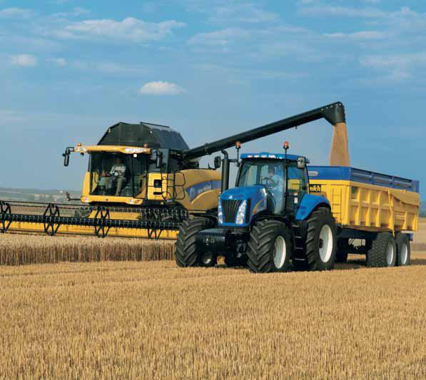 A swift manoeuvre The unobstructed view of the unloading auger offers smooth and uninterrupted field operation while unloading.