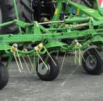 82/8 tedder offer a small rotor diameter so that these tedders works extremely effectively and have the typical KRONE
