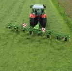 Examples are the maintenance-free drives and the hydraulic field headland spreading system.