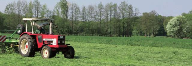 At 40 km/h (25 mph) you get there saving time and money. The KRONE- KWT 7.