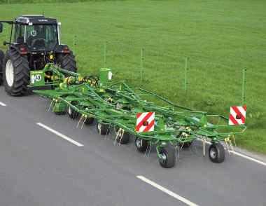 To offer an outstanding price/performance ratio in this class of large rotary tedder, KRONE has dispensed with troublesome folding mechanisms and expensive additional transport carriages and so the