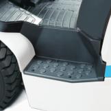 This gives a smooth footwell in addition to easy entry and exit.