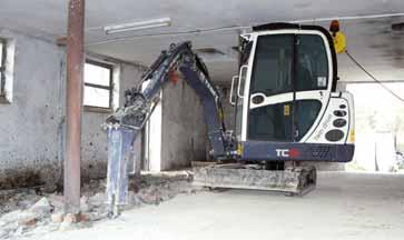 SPACE-CONSTRAINED SITES TWIN DRIVE VERSION Our adjustable Knickmatik boom system allows excavation directly alongside walls.