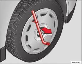 224 If and when Wheel covers* The wheel covers must be removed for access to the wheel bolts Loosening the wheel bolts The wheel bolts must be loosened before raising the vehicle. Removing Fig.