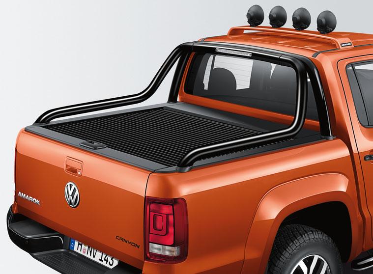They are either black with a high-gloss finish like the rear bumper and the appearance of the Amarok Canyon in an im- side bars or matt black like the design foil lettering.