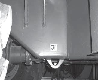 Firmly fast the forklift to the trailer or truck bed with chains, cable or tie-down straps to prevent any movement in the position shown in the picture 1.