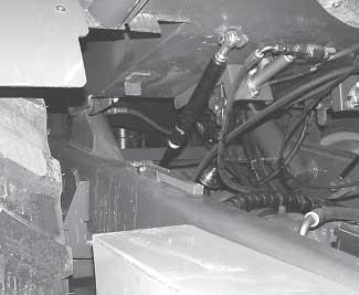 To access the sides of the engine, undo the bolt (a) and nut (b) (fig. 3) and remove the rear wheel cover. There is a wheel cover on each side of the machine.