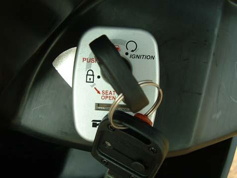 SEATLOCK Push the key and turn counterclockwise to open the seat.