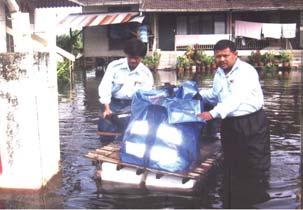 Sungguhpun masalah banjir tersebut telah banyak menjejaskan operasi mel, kakitangan Pos Malaysia Johor terutamanya di kawasan-kawasan yang terjejas telah mengambil inisiatif bagi memastikan serahan
