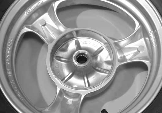 If the measurement exceeds the service limit, replace the brake drum with a new one. The value of this limit is indicated inside the drum.