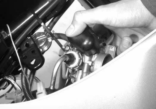 4. 3 4 Loosen the carburetor clamp screw and