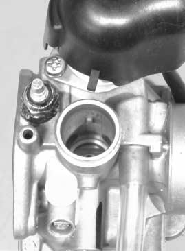 Align the slit 1 on the throttle valve with the projection 2 on the carburetor body.
