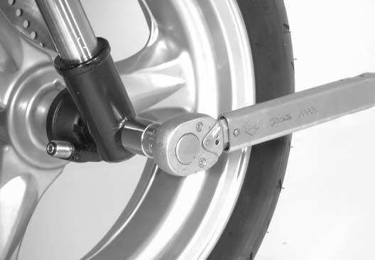Apply THREAD LOCK SUPER 1360 to the brake disc mounting bolts and tighten them to the specified torque.