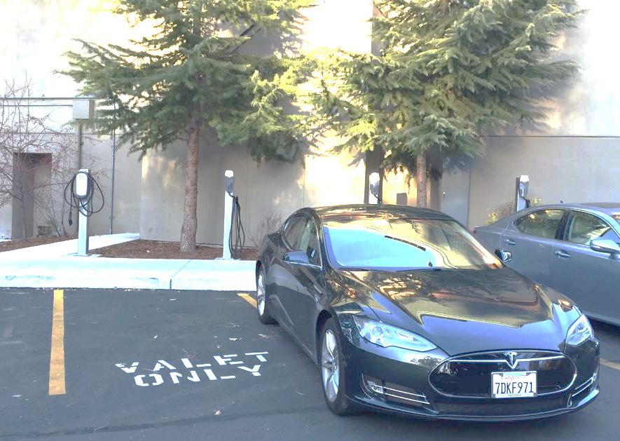 Tahoe-Truckee PEV Toolkit for Charging Destinations May 2017 Figure 2. EV Charging Stations at the Hyatt High Sierra Lodge (image source: PlugShare) 3. Charging infrastructure types and costs 3.