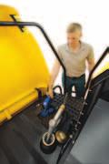 Easy access to the wide opening rotary dust screens simplifies cleaning of the cooling package.