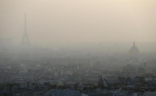 Dirty air prompts free public transport in Paris Public transportation in the capital will be "gratuit" from Friday morning to Sunday night, as officials battle against a spike in "dangerously"