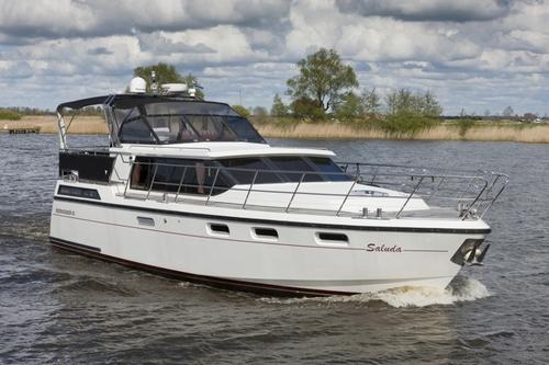 MOTORBOOT - BOARNCRUISER 42 NEW LINE - SALUDA General Brand: Name: Reference number: Dimensions (l x w x d): Airdraft: Shipyard: Boarncruiser 42 New Line Saluda E2044 12.80 x 4.20 x 1.15 m ca. 2.