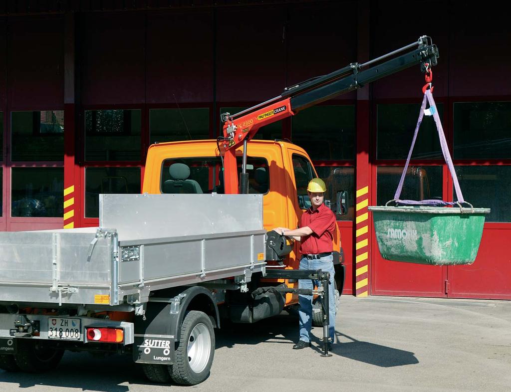 PC 2300 Compact Compactly designed but with great outreach This crane model can have up to three hydraulic boom extensions and a lifting capacity of 1820 kg (4010 lbs).