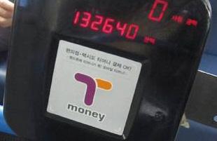 2 Getting on the bus / paying your fare Get on the bus using the front door, and pay your fare by either scanning your T-money card or paying in cash.