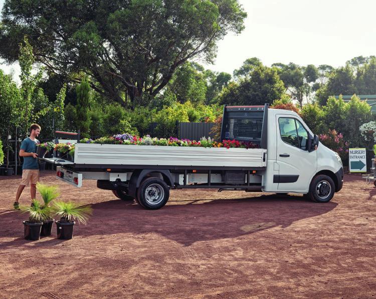 Master Cab Chassis comes in both 3-seat single and 7-seat dual-cab variants. Both ride on a 4.3m wheelbase, and offer payloads of up to 2.5 tonnes (4.