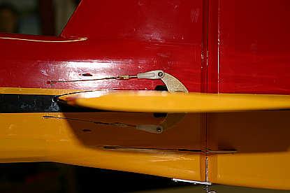 Mount elevators to the fuselage mount and locate / open the holes: Picture 24: Elevator linkage / Icon Image 5.