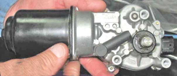 Place the pre-countermeasured or the countermeasured wiper motor in its park position by connecting the 5P connector to the wiper motor