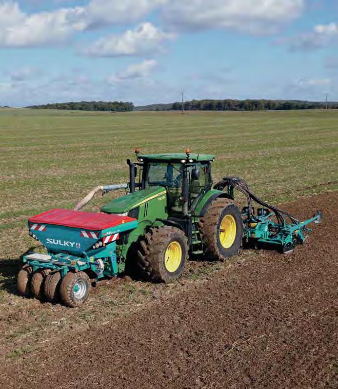 XEOS TF: a brand new type of front hopper > The XEOS TF features a versatile, 100% stainless steel distribution system that can switch seamlessly from seeds to fertilisers (universal metering wheel).