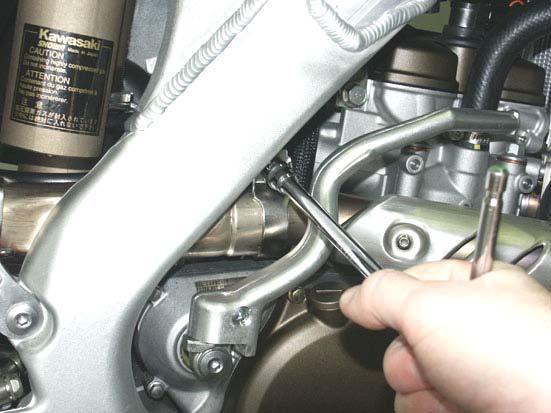 THE EXHAUST SYSTEM CAN BE EXTREMELY HOT. ALLOW THE MOTORCYCLE TO COOL DOWN BEFORE BEGINNING INSTALLATION.