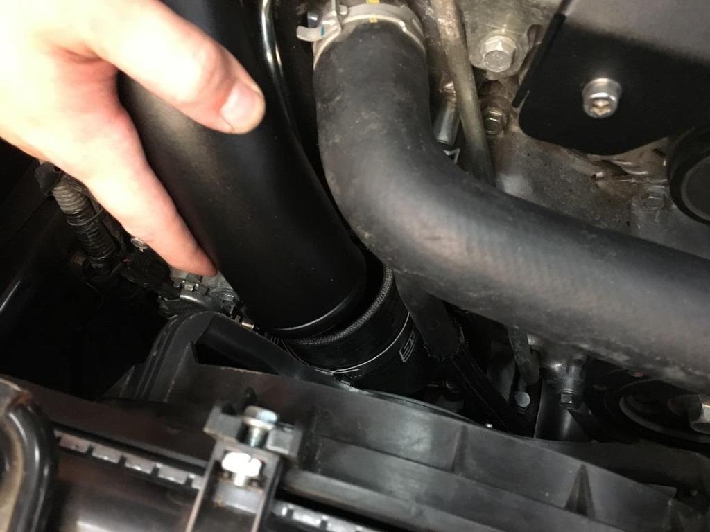24. Ensure that the silicone outlet hose is not touching the radiator fan motor. If it is, push the end of the charge pipe further into silicone turbo outlet hose and recheck for clearance.