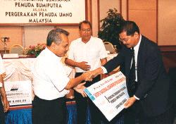 4 November Cheque Presentation Ceremony by Puncak Niaga to the Treasury of the Bumiputra Youth Entrepreneur, Malaysia.