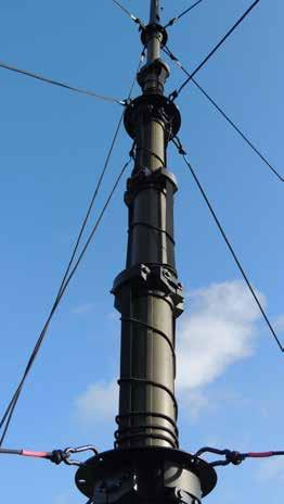 COMMUNICATIONS HDTM The QEAM HDTM is a lightweight composite strap-driven field mast ideally suited for antennas and other payloads that require stable elevation from 8 to 18 meters.