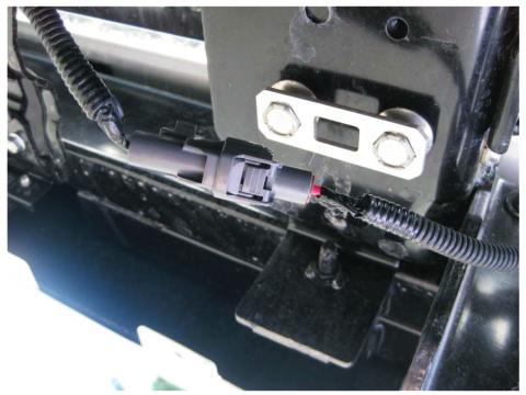16.31 7) Remove protective cover, and plug chassis side power supply harness into electronic trailer brake controller