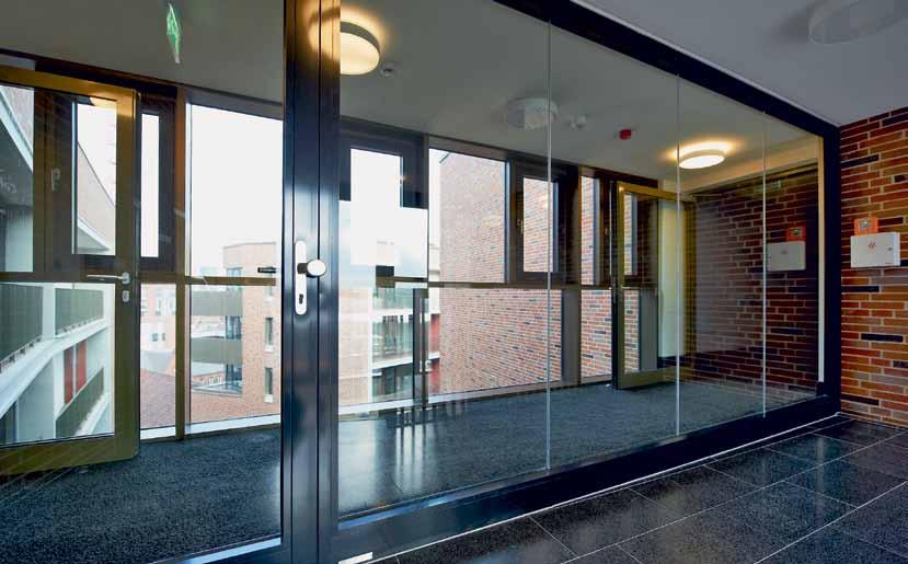 F30 steel system wall Matching the S-Line and N-Line steel fire-rated and smoke-tight doors Discreet glazing joint The individual glass panes are jointed by silicone (joint width 5 mm).