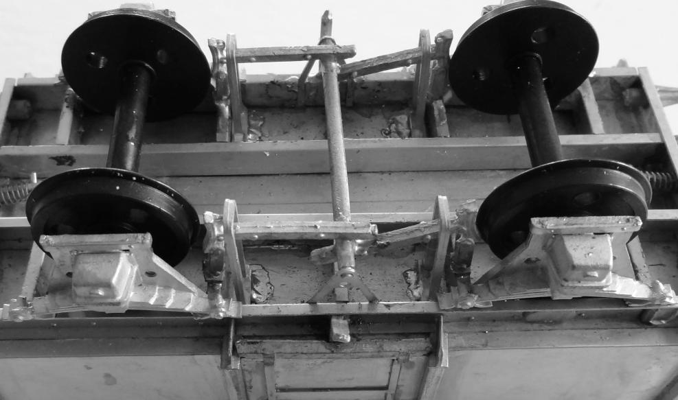 Thread over one of the halves the brake safety U DW32, then fit the brake assembly to the cross shaft and to the cross member (5) Refer to photo for positioning of brakes.