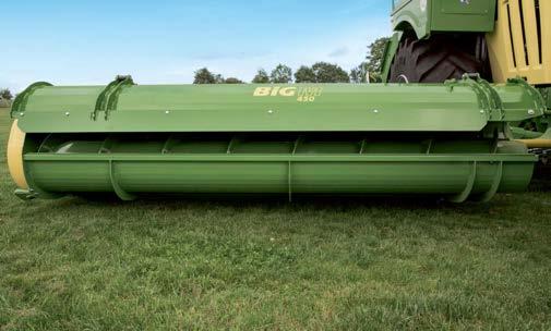 With the augers forming an integral part of the side mowers, they deposit the material on the swath that was formed by the front mower without the material touching the ground at all, staying very