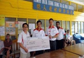 Hino Motors donated a "Hino library" of books to primary and junior high schools near its Memuro Proving
