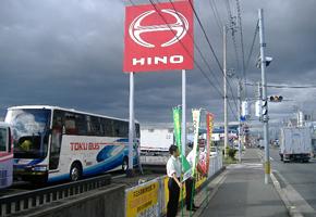 The Nitta Plant participates in guiding children on their way to and from