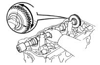 INSTALL CAMSHAFTS OF RH CYLINDER HEAD NOTICE: Since the thrust clearance of the camshaft is small, the camshaft must be held level while it is being installed.