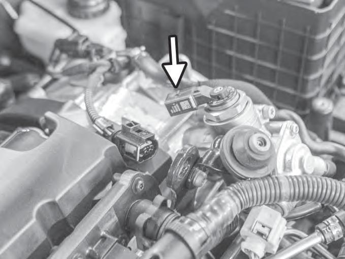 5) Disconnect the fuel pressure regulator electrical connector, start the
