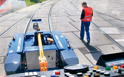 option, radio remote control. The removable manual control unit is plugged onto the drawbar and connected to the electric railcar mover via a 4 m long cable.